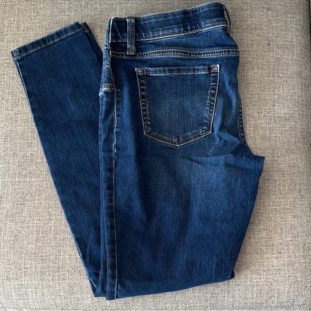 Ingrid & Isabel maternity jegging. Under the belly. Lightly used.